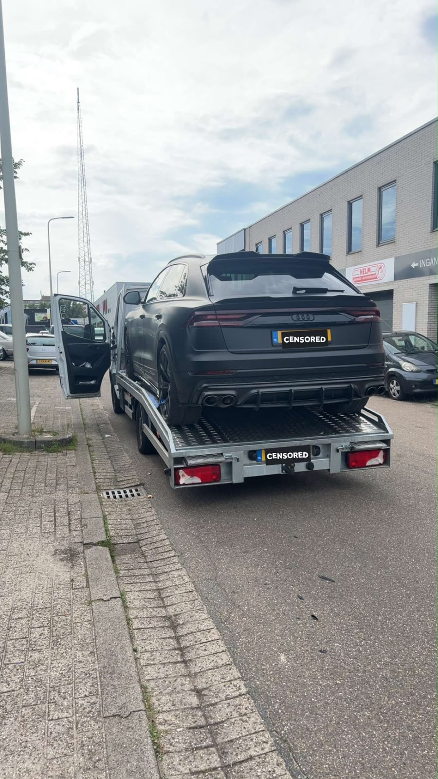 Zwarte Audi SUV op de oprijwagen van Mistertakel